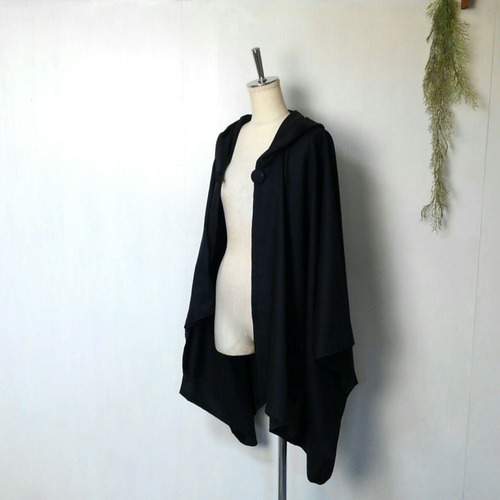 薄い生地の 黒いポンチョ 再販 ～ コート ケープ マント ぽんちょ