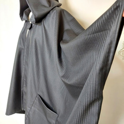 背中で切替　黒のポンチョ　再販　～　良質生地　コート　ジャケット　マント　ケープ　フォーマル 6枚目の画像