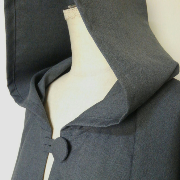 グレーのポンチョ　再販7　～　良質生地　ケープ　コート　マント　ジャケット　コスプレ　羽織る 7枚目の画像