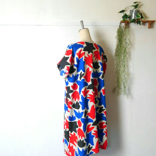 鮮やか柄 の ワンピース ～ 赤 青 黒 白 華やか チュニック ワンピース