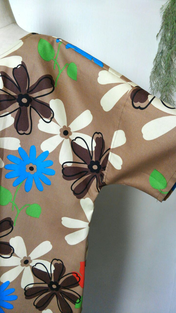 ゆったり着てね　大輪の花柄　ワンピース　ブラウン　～　五分袖　チュニック 4枚目の画像