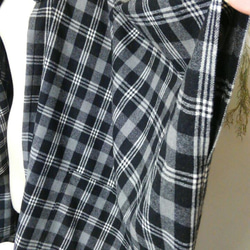 柔らかポンチョ　黒　～　コート　ジャケット　羽織る　チェックポンチョ 4枚目の画像