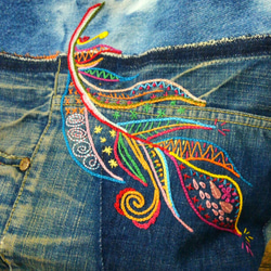 羽と太陽の　刺繍デニムバック　～　パッチワークバック　ジーンズバック　刺繍バック 3枚目の画像