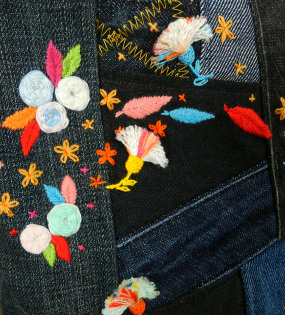 可憐な花の刺繍　デニムポシェット　再販2　～　ジーンズバック　リメイクバック　パッチワーク　ショルダーバック 3枚目の画像