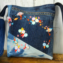 可憐な花の刺繍　デニムポシェット　再販2　～　ジーンズバック　リメイクバック　パッチワーク　ショルダーバック 5枚目の画像