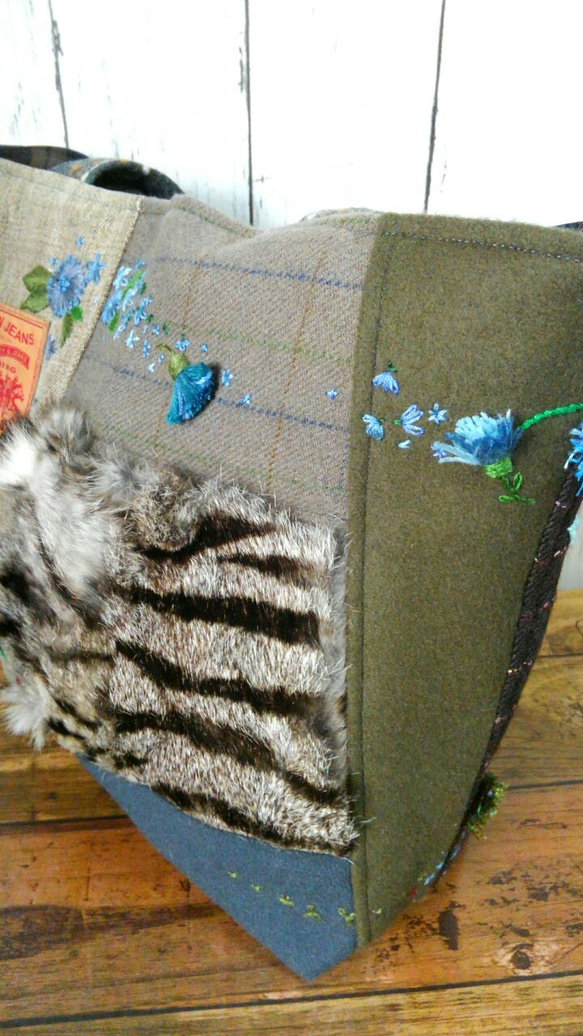 デニムとファーの　刺繍バック　～　デニムバック　デニムトート　リメイクバック　ファーバック 4枚目の画像