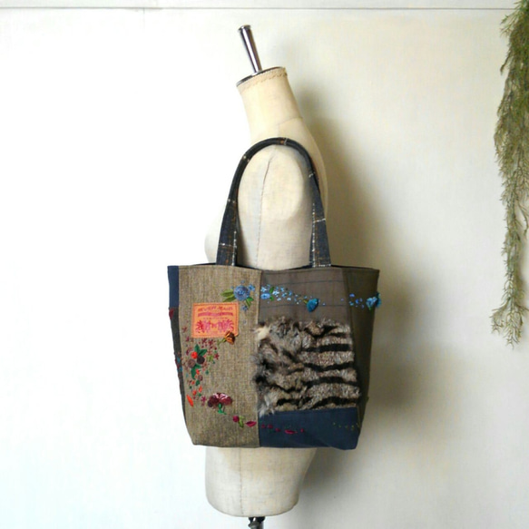 デニムとファーの　刺繍バック　～　デニムバック　デニムトート　リメイクバック　ファーバック 9枚目の画像