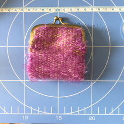 お値下げ❤️キンギンの毛糸とパープルのフワフワ毛糸のミックスで作ったがま口コインケース 2枚目の画像