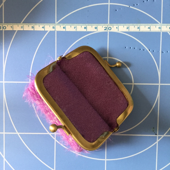 お値下げ❤️キンギンの毛糸とパープルのフワフワ毛糸のミックスで作ったがま口コインケース 3枚目の画像
