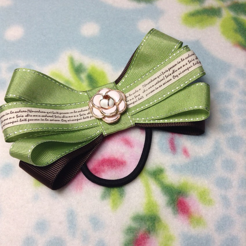 ミニ・カメリア付き リボンヘアゴム 黄緑色 ヘアゴム sakura