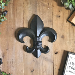 □フルールドリス 百合の紋章 壁掛けオブジェ マットブラック