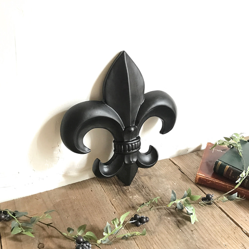 □フルールドリス 百合の紋章 壁掛けオブジェ マットブラック