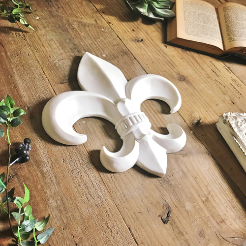 □フルールドリス 百合の紋章 壁掛けオブジェ マットホワイト