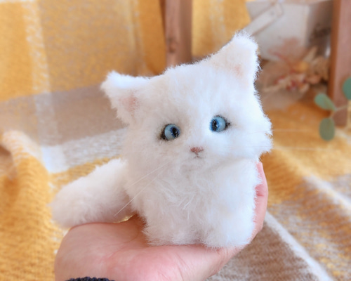 青い目の白猫さん オーダー品(記録用) 羊毛フェルト ちくちく屋