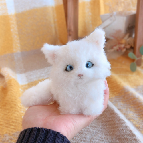 青い目の白猫さん オーダー品(記録用) 羊毛フェルト ちくちく屋さん