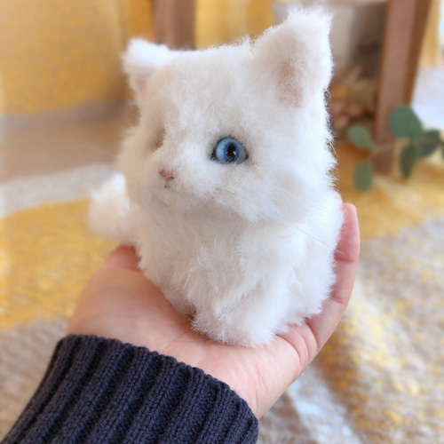 青い目の白猫さん オーダー品(記録用) 羊毛フェルト ちくちく屋さん