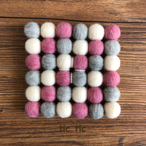 ピンクの優しい色合いのポットマット　鍋敷き　羊毛フェルト 1枚目の画像