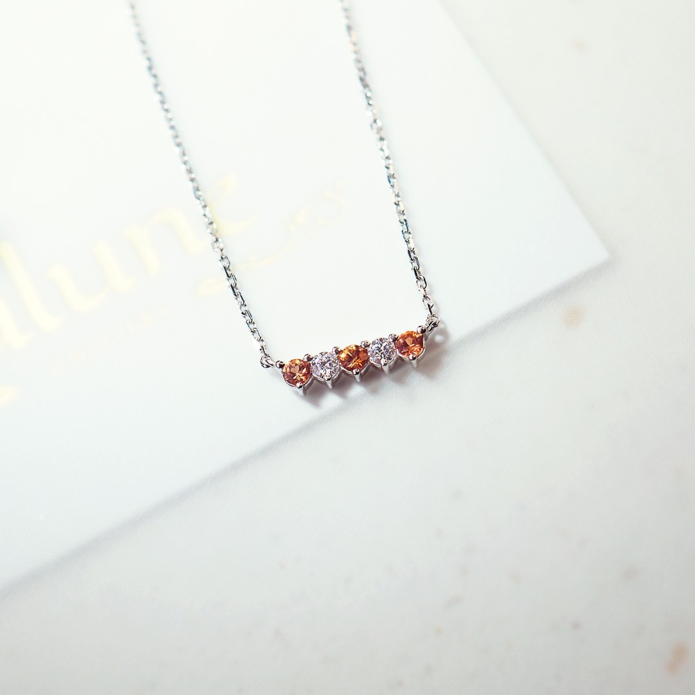 || Resolute ||オレンジのコランダム列のダイヤモンド10Kゴールド、ホワイトKカラーの非常に細かい鎖骨ネックレス