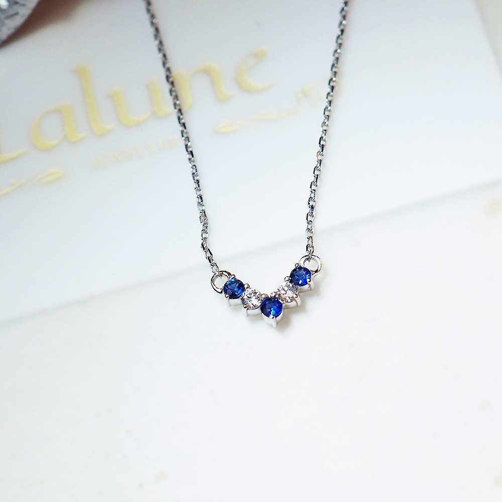 ||小さな勝利||フルサファイアV字型のダイヤモンドの列10KゴールドとホワイトKカラーの非常に細かい鎖骨ネックレス