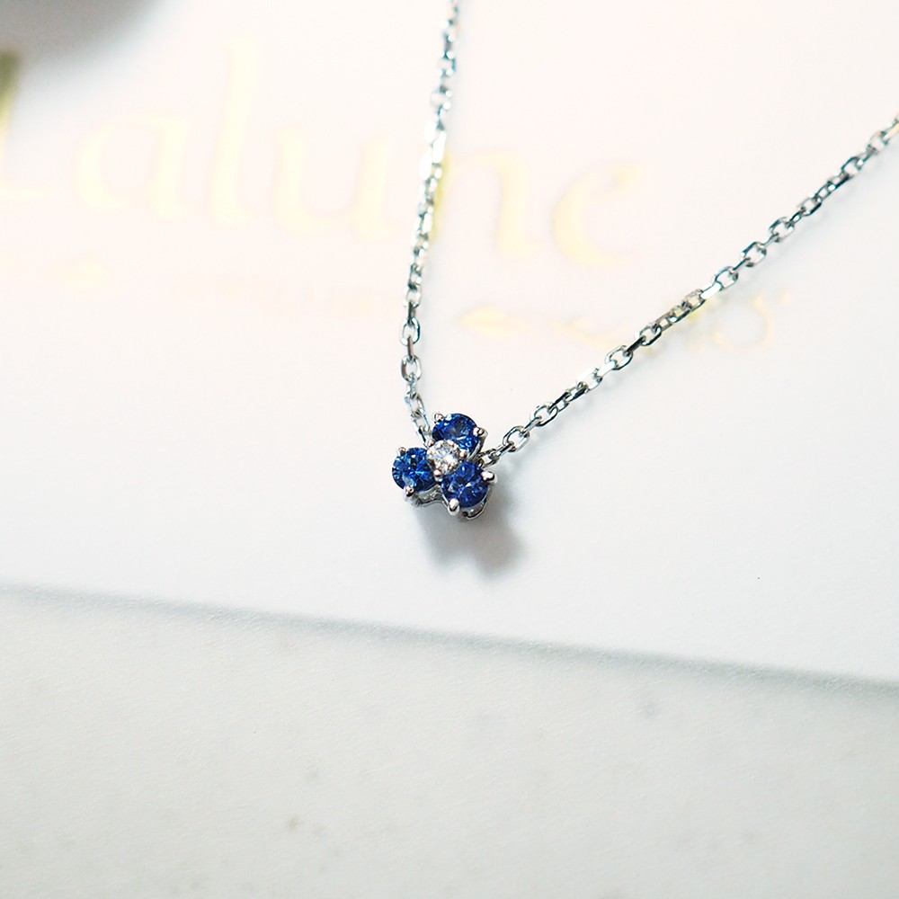 ||ミアンミアンミス||サファイアとホワイトダイヤモンド10KゴールドとホワイトKカラーパンジーシェイプ鎖骨ネックレス
