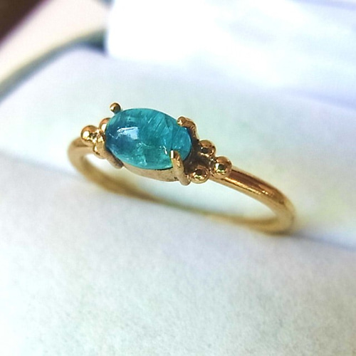 ネオンブルーアパタイトのリング オーバルカボション・カット