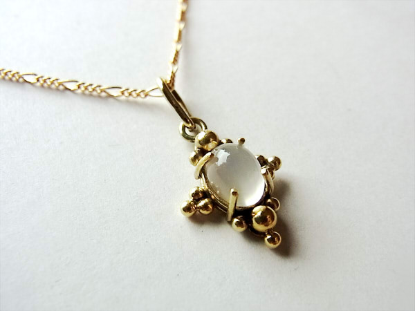 ムーンストーンの粒金ペンダントトップ