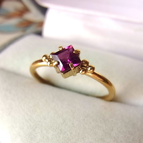 ロードライトガーネットのリング スクエアファセット・カット 指輪