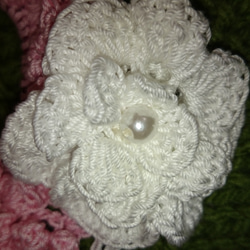 白いお花が可愛いレース編みシュシュ 2枚目の画像