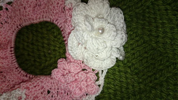 白いお花が可愛いレース編みシュシュ 3枚目の画像