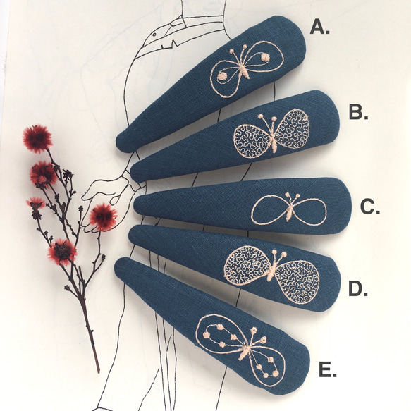 ミナペルホネン生地の大きなパッチンピン/10cm/Choucho/ちょうちょ/ネイビー×ベージュ/紺/リネン 2枚目の画像