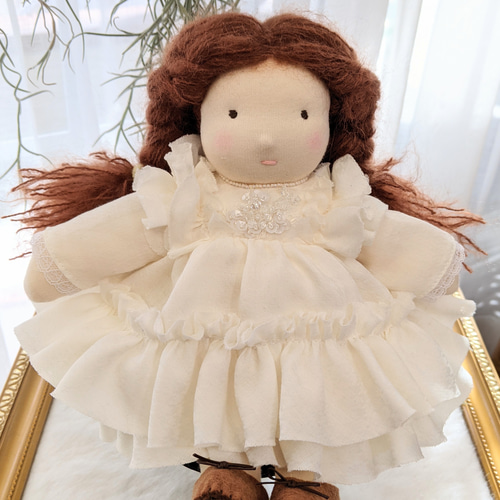 ふりふりワンピースを着せた手作り人形