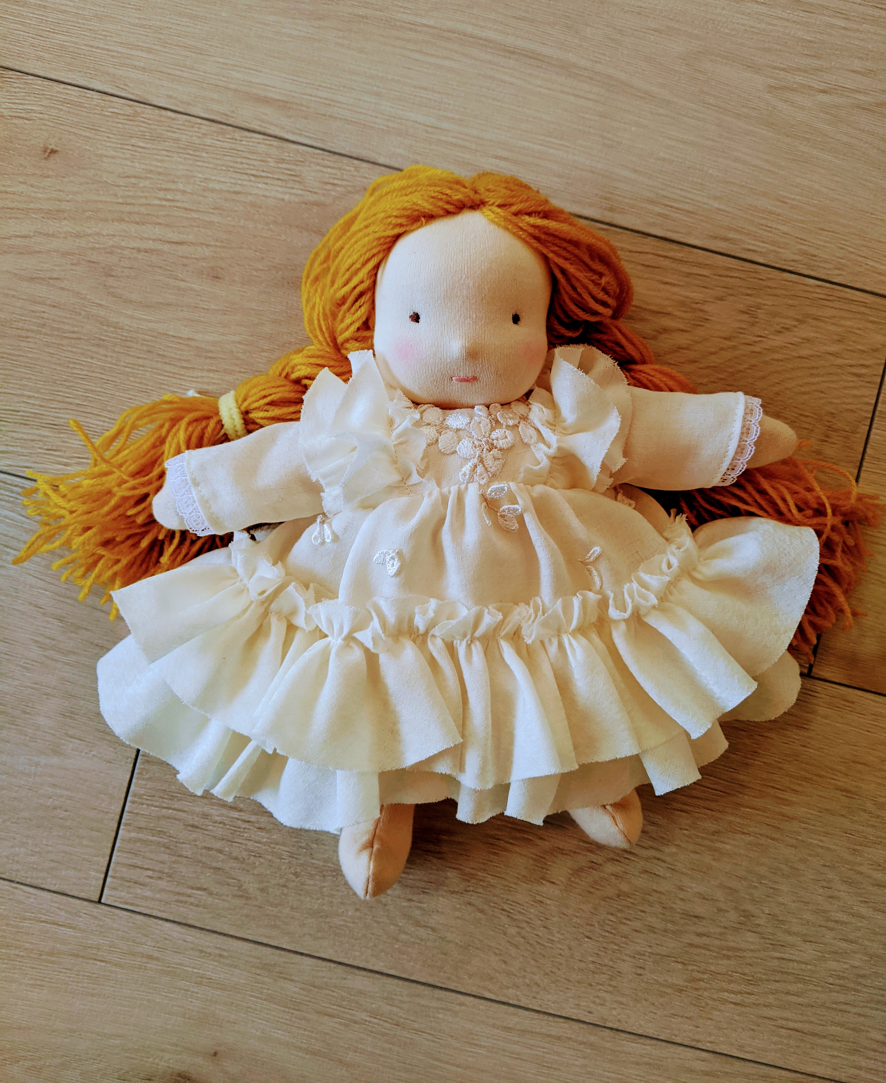 ふりふりワンピースの手作り人形