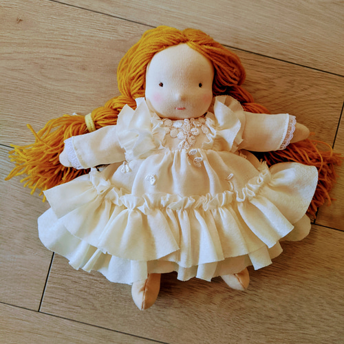 ふりふりワンピースを着せた手作り人形