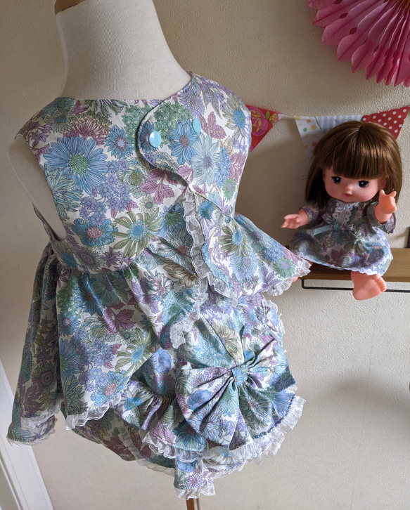エプロンドレスとふりふりブルマー とお揃い人形服　ブルー系花柄 4枚目の画像