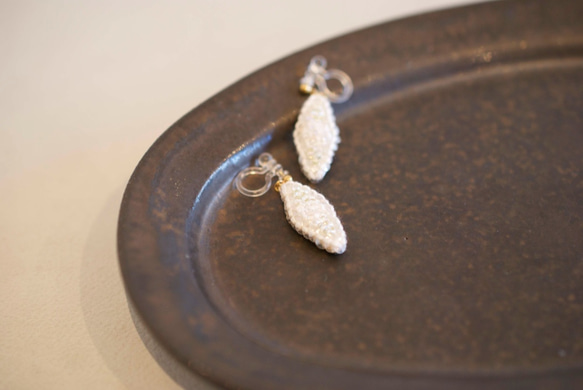 矽藻刺繡耳環（耳環）白色 第3張的照片