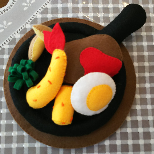 受注制作》フェルトままごと 鉄板のせハンバーグプレート ♪ おもちゃ