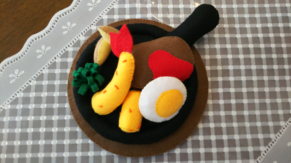 受注制作》フェルトままごと 鉄板のせハンバーグプレート ♪ おもちゃ