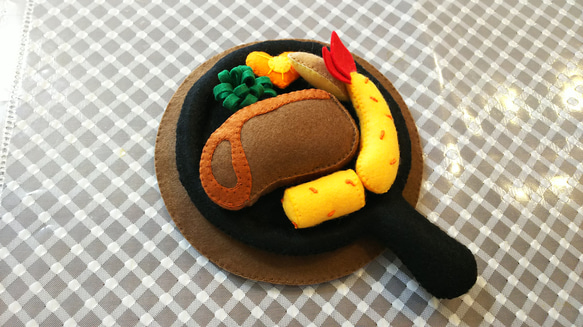 受注制作》フェルトままごと 鉄板のせステーキプレート ♪ おもちゃ