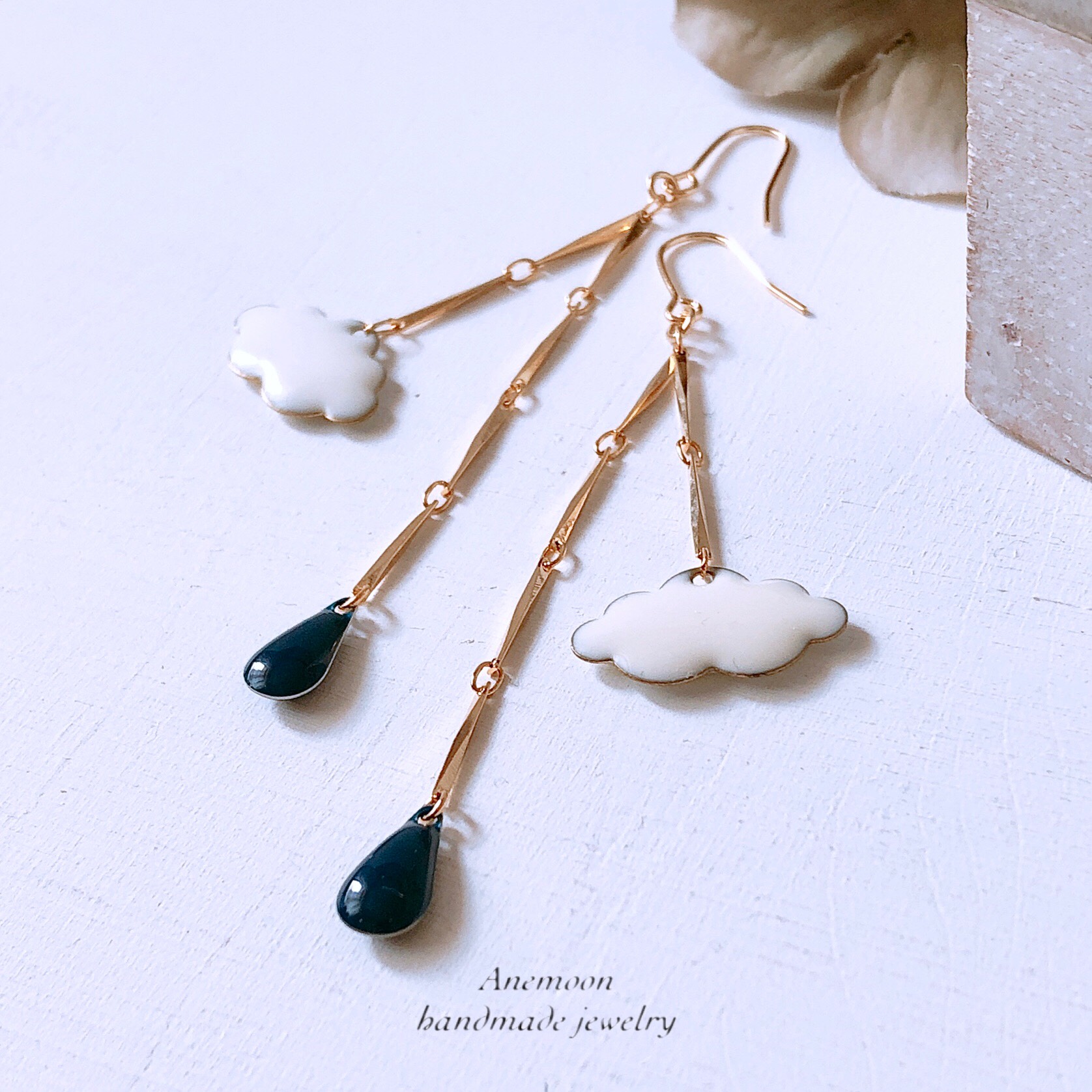 雲と雫と…ビンテージ風イヤリング/ピアス（ネイビー） ピアス