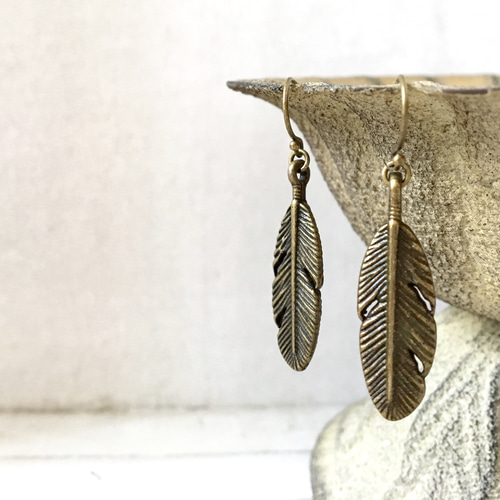 真鍮製フェザーイヤリング/ピアス アンティークカラー メンズにも  