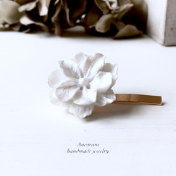 ホワイトフラワーのポニーフック 花モチーフ直径約2.5cm 1枚目の画像