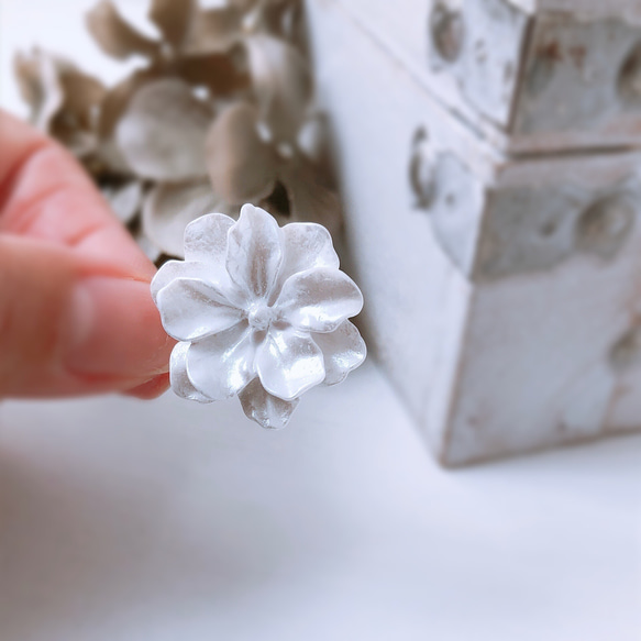 ホワイトフラワーのポニーフック 花モチーフ直径約2.5cm 9枚目の画像