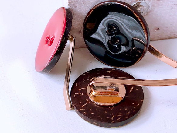 ココナッツボタンのぷっくりポニーフック(ブラック)   ボタンサイズ約3cm フック約3.3cm 5枚目の画像
