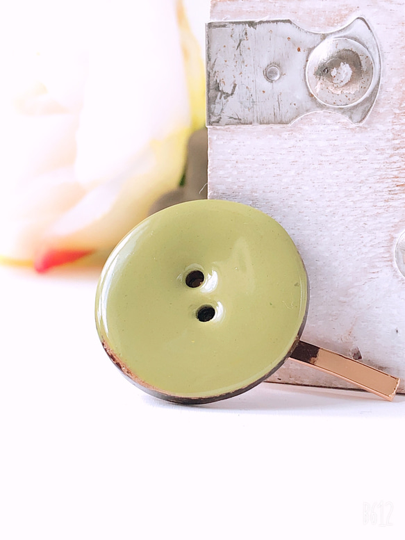 ココナッツボタンのぷっくりポニーフック(ピスタチオ)   ボタンサイズ約3cm フック約3.3cm 1枚目の画像