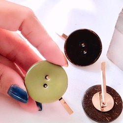 ココナッツボタンのぷっくりポニーフック(ピスタチオ)   ボタンサイズ約3cm フック約3.3cm 2枚目の画像