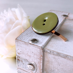 ココナッツボタンのぷっくりポニーフック(ピスタチオ)   ボタンサイズ約3cm フック約3.3cm 5枚目の画像