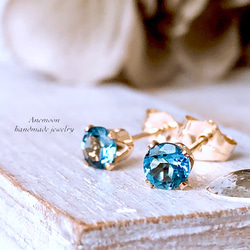 ホワイトムーンストーンカービング＆ロンドンブルートパーズのピアス14kgf