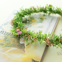 ミニグリーンリーフ&ピンクの実物＊摘み草のような花冠【Flower Crown G&P-02】 4枚目の画像