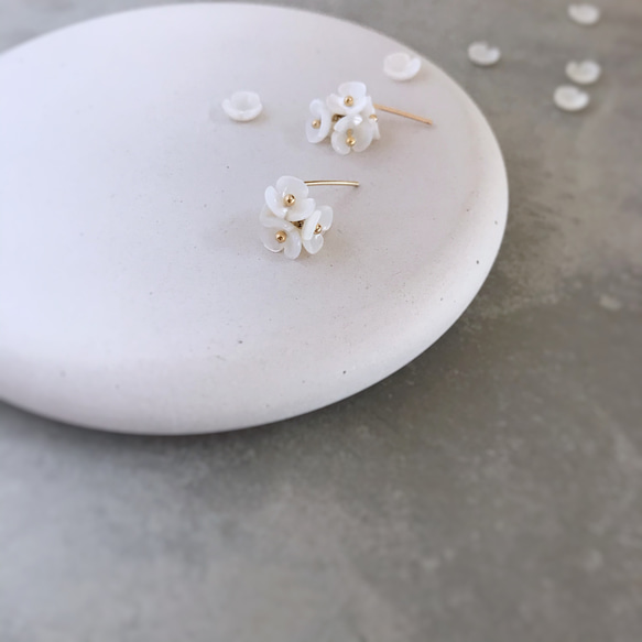 白いお花のブーケピアス /  14kgf  ホワイトシェル  / イヤリング　 10枚目の画像