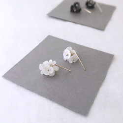 白いお花のブーケピアス /  14kgf  ホワイトシェル  / イヤリング　 3枚目の画像